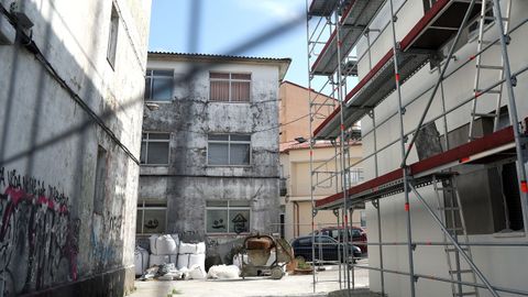 Un bloque de las antiguas casas de los maestros de Boiro que todav�a no tiene proyecto de rehabilitaci�n