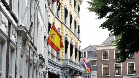 La bandera de Espaa ondea a media asta en la embajada de Espaa en La Haya, Holanda