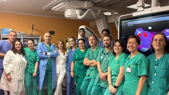 Los cardi�logos Diego P�rez, Irene Valverde y Mar Gonz�lez Vasserot, con el jefe de servicio de Anestesiolog�a, Fernando Cos�o; el doctor del HUCA Jos� Rub�n, y el personal de Enfermer�a