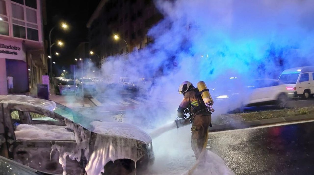 Un coche arde de madrugada en la travesía de O Milladoiro y queda completamente destruido