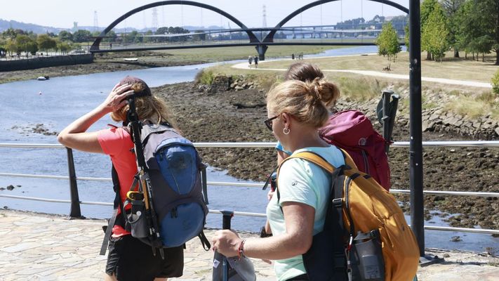 Peregrinos en el Camino Ingl�s, a su paso por Neda y Ferrol.