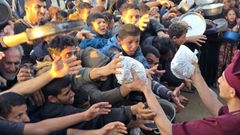 Palestinos pugnando por una raci�n de comida en una imagen de esta semana