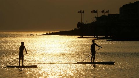 Aficionados al paddle surf en una playa de Le Havre