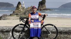 Chupi Pernas viste o maillot polos 40 anos da Pe�a Lar e mostra o orixinal ante Os Castelo, en Covas.