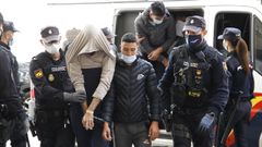 Varios de los detenidos acusados por el episodio que el pasado viernes oblig� a cerrar el Aeropuerto de Palma de Mallorca