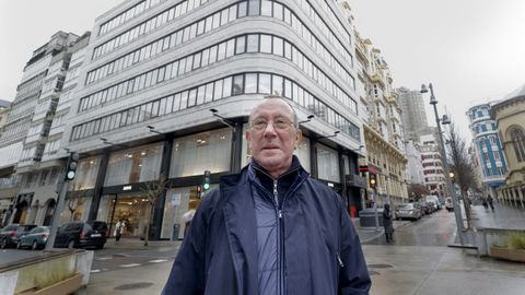 Javier Rilo se jubila de su puesto de portero en el centro de A Coru�a.