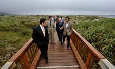 Ju�rez, segundo por la izquierda, pase� por las nuevas pasarelas.