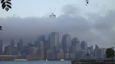 Las nubes atraviesan el One World Trade Center de Nueva York, delante del r�o Hudson.