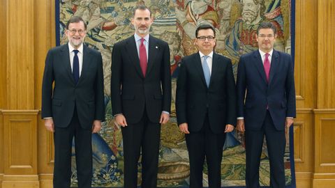 El nuevo ministro de Econom�a, Industria y Competitividad, Rom�n Escolano, junto al presidente del Gobierno, Mariano Rajoy, el rey y el ministro de Justicia, Rafael Catal�