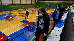 La alcaldesa In�s Reu visita el albergue instalado en el Palacio de los Deportes de Riazor