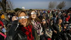 Gente siguiendo en O Vao el eclipse parcial de sol que tuvo lugar en marzo del 2015
