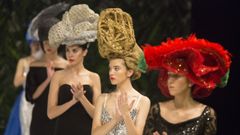 Desfile de tocados de la Mostra do Encaixe de Camari�as de 2019.