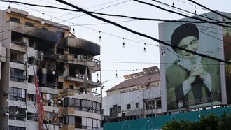 Un edificio da�ado con una imagen gigante del l�der de Hezbol�Hassan Nasrallah en una construcci�n cercana