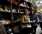 Mercedes Rosende y Mar�a Marcos preparan la subasta. 