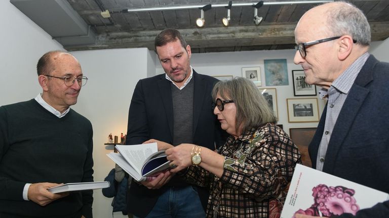 La galerista Asunta Rodr�guez con el conselleiro, Jos� L�pez, y el director xeral de Cultura, Anxo Lorenzo, y Fern�ndez-Cid