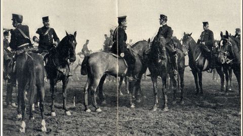 Alfonso XIII comenta las maniobras con los agregados militares extranjeros. El monarca es uno de los dos jinetes situado en el centro de la imagen (el que est� a la derecha)