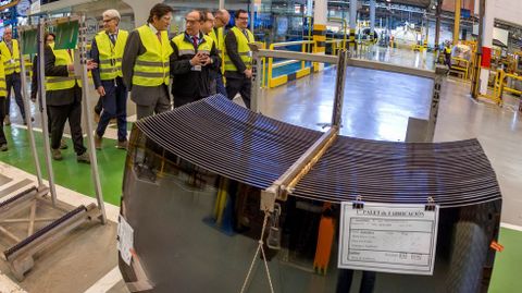 El presidente del Principado, Javier Fern�ndez, acompa�ado por el m�ximo responsable de la Delegaci�n General Mediterr�nea de Saint-Gobain, Gianni Scotti (2i), visita hoy el complejo industrial que la multinacional del vidrio Saint-Gobain tiene en Avil�s