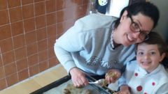 Sandra y su hijo Mart�n, haciendo galletas para los ni�os del edificio.