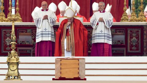 El papa Francisco presidiendo el funeral del papa emrito, Benedicto XVI