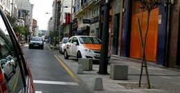 Sarria estren� bulevar pero conserva el nombre de Calvo Sotelo y los coches encima de la acera.