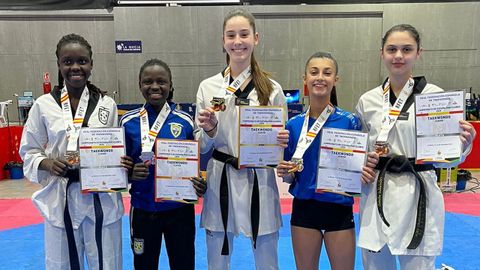 Amy y Satou Ndong, Tomasa Franco, Andrea Videla e Irene Rodrguez, con sus medallas, le dieron el ttulo al Natural en la categora jnior femenina.