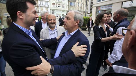 Tom�, en el centro, saluda a Gonzalo Caballero en un reciente encuentro de cargos socialistas en Lugo