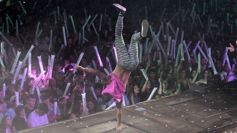 Los msicos de orquesta tienen que estar en buena forma fsica, como este de la Panorama que ayer hizo acrobacias sobre el escenario 