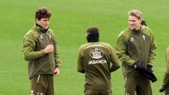 Los centrales del Celta Marcos Alonso y Carl Starfelt, en un entrenamiento.