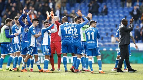 El Deportivo aplaude a sus aficionados al t�rmino del partido del pasado s�bado