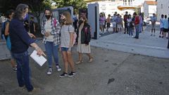 LA SECUNDARIA COMENZ� EL CURSO. M�s de 200.000 estudiantes gallegos de ESO, FP, bachillerato y ense�anzas de r�gimen especial -en la imagen, entrada al IES N.� 1- de Ribeira empezaron el curso, todav�a marcado por las normas anticovid, como el uso de mascarillas en todo momento.