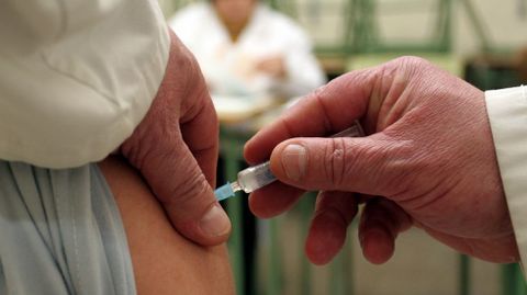 Imagen de archivo de una persona vacun�ndose contra la meningitis.