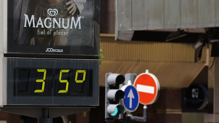 Un term�metro marca 35 grados en el centro de Oviedo