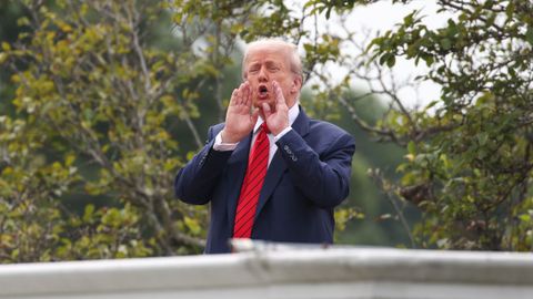 Trump saludando este martes a los medios desde la Casa Blanca