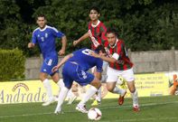 Hugo, capit�n del Vilalb�s, march�ndose con el bal�n tras una disputa con un adversario.