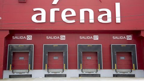 Muelles de carga de Arenal en su base en el polgono de O Ceao
