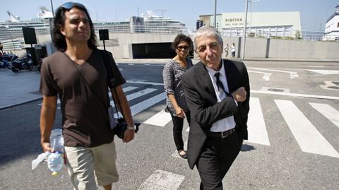 Cohen durante un paseo con su equipo por Vigo