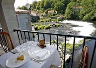 Los turistas pueden disfrutar de una comida junto al r�o.