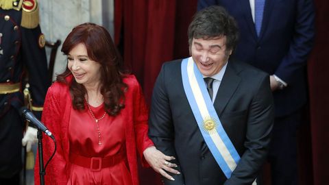 Fotografa de archivo del 10 de diciembre de 2023 de Javier Milei sonriendo junto a la entonces vicepresidenta saliente de Argentina, Cristina Fernndez