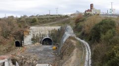 La boca sur del t�nel antiguo, a la izquierda, y la nueva a la derecha, con la f�brica de Magnesitas de Rubi�n al fondo