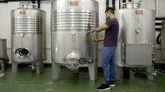 Un alumno del ciclo superior de Vitivinicultura practica en las instalaciones del IES de O Ribeiro