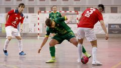 Dina lucha por el bal�n durante la reciente visita al Xove del Tierno Galv�n.