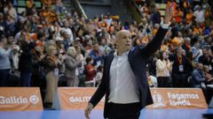 Carles Marco dando indicaciones a sus jugadores durante el derbi ante el Obradoiro