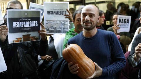 Un sindicalista entrega una calabaza en la universidad en seal de suspendo durante la huelga