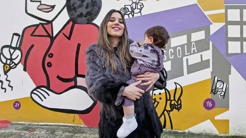 La escritora y periodista Diana L�pez Varela, autora de �Maternofobia�, con su hija, de un a�o. 