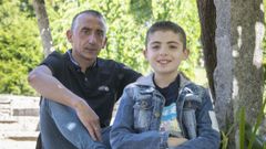 El vecino de Ames Dani Paz, con su hijo Xi�n, quien practica taekuondo y ya ha llevado alguna medalla a casa, aunque est� todav�a lejos de superar en palmar�s a su padre, al que el propio alcalde reconoci� p�blicamente su m�rito en las redes sociales: �Cando vexo casos como o seu sempre me quedar� a d�bida de saber a onde chegar�an se tivesen apoio profesional cando eran m�is novos�.