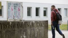 Un estudante f�xase no cartel da manifestaci�n que se celebra hoxe, en Lugo, en prol do uso do galego.