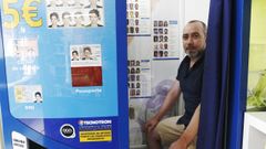 Juan Galdo, due�o de Kiosko San Amaro, con el fotomat�n de Tecnotron