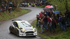 P�blico nutrido. En esta imagen del Rali de Noia de 2016 se puede ver la cantidad de gente que suele acceder a los tramos de este tipo de competiciones, de ah� que la seguridad sea clave