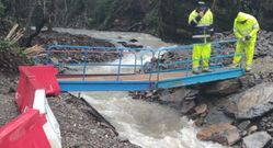 Una pasarela peatonal permite salvar el r�o en San Vicente de Leira.