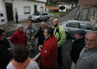 El edil de Obras, a la izquierda, se reuni� con los vecinos de O Moucho que mostraron su malestar. 
